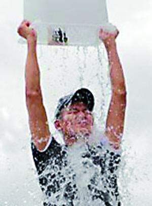 “冰桶挑戰(zhàn)”風靡全球 醫(yī)生提醒頸椎病患者慎行