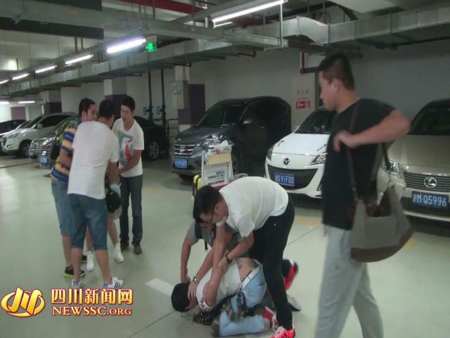 辦案人員在機場停車場抓獲胡某及其女友（警方視頻截圖）。