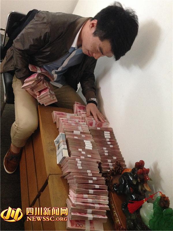 警方在犯罪嫌疑人手機中發(fā)現(xiàn)的照片，犯罪嫌疑人正在數(shù)騙來的贓款（警方提供）。