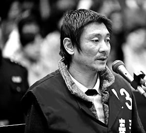 庭審時(shí)，鄭東稱自己想隨女兒一起去，請(qǐng)求法院判他死刑立即執(zhí)行