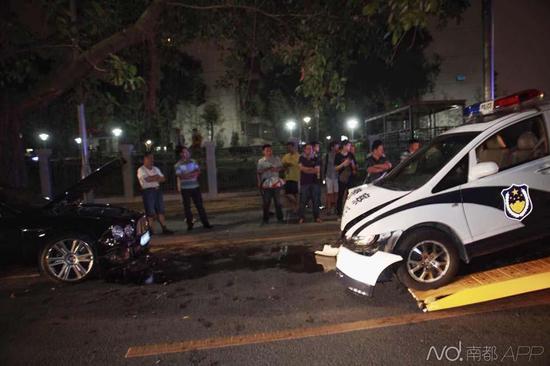 當(dāng)時(shí)賓利司機(jī)去筆架山爬山，車停在路邊，剛回來便發(fā)現(xiàn)車輛發(fā)生了事故。
