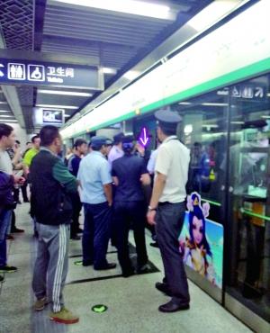 醉酒男不滿地鐵賣唱行為 扒車門攔停地鐵被帶走