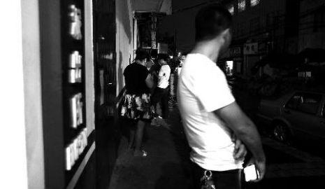 通過(guò)聊天軟件陌陌，男子小黃認(rèn)識(shí)了女孩小李，兩三天后，兩人就住到了一起。但好景不長(zhǎng)，兩人在一起僅過(guò)了十幾天，戀愛關(guān)系即破裂，小黃稱曾給小李花了一萬(wàn)余元。日前，小黃以詐騙為由將小李帶到派出所。