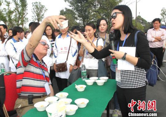 圖為外國(guó)友人品嘗揚(yáng)州炒飯?！〈藜衙鳌z