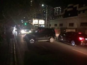 10月22日被推到路面的車攔住了公交車。（圖據(jù)網絡）