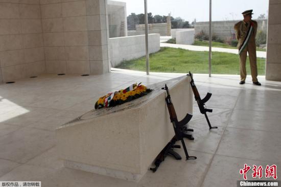 當(dāng)?shù)貢r(shí)間11月11日，約旦河西岸城市拉姆安拉，巴勒斯坦舉行儀式紀(jì)念阿拉法特逝世8周年。