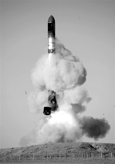 　2007年6月15日，俄羅斯在哈薩克斯坦的軍事場地試射一枚“RS-20”導(dǎo)彈。尚未有媒體公布新型固