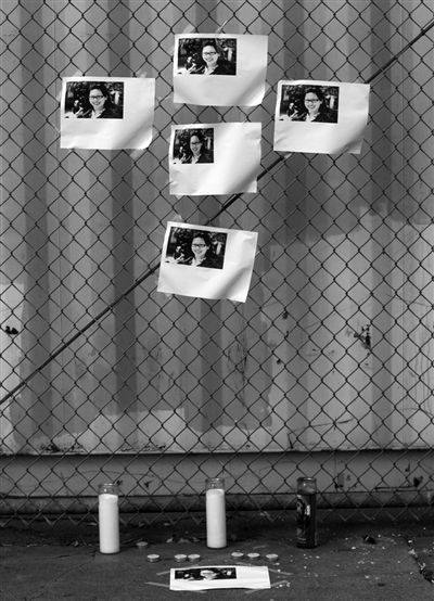 21日，美國洛杉磯，華裔女孩藍(lán)可兒遇害案件曝光后，一些人在塞西爾酒店附近擺放藍(lán)可兒的照片和蠟燭，紀(jì)念藍(lán)可兒。