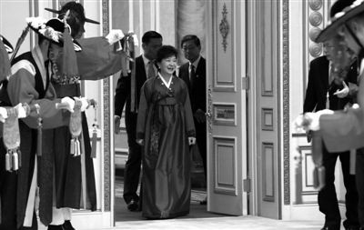 2月25日，韓國首爾，韓國首位女總統(tǒng)樸槿惠身著傳統(tǒng)韓服出席晚宴。