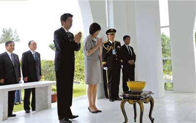 25日，緬甸仰光，安倍偕妻子參拜“二戰(zhàn)陣亡日軍墓”。圖/CFP