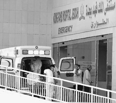 圖為一輛救護車抵達沙特吉達法赫德國王醫(yī)院。