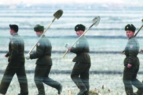 朝軍士兵前往田地支援地方建設(shè)。