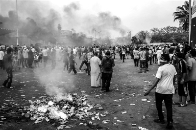 7月27日，在埃及首都開羅，穆爾西支持者同防暴警察發(fā)生沖突。新華社發(fā)