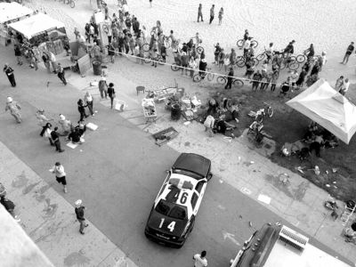 3日，美國洛杉磯，威尼斯海灘上血跡斑斑，警方正在調(diào)查。圖/東方IC