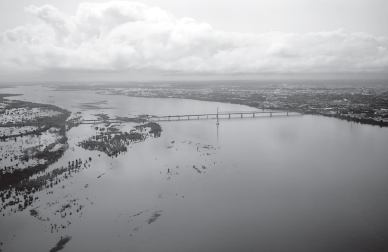 據(jù)目前估計，俄遠(yuǎn)東地區(qū)因洪災(zāi)造成的損失超過100億盧布。