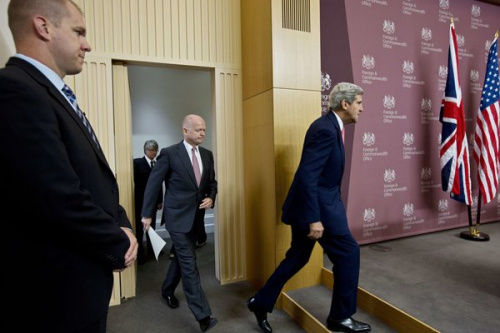 資料圖：美國(guó)國(guó)務(wù)卿約翰·克里與英國(guó)外交大臣威廉·黑格在倫敦。