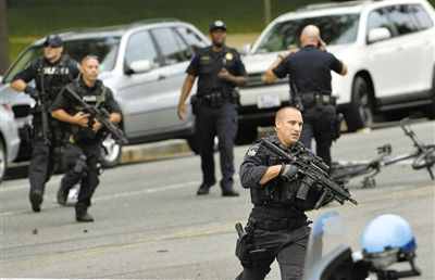 3日,案發(fā)現(xiàn)場,持槍警察在奔跑。