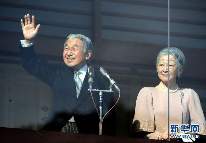 當(dāng)?shù)貢r(shí)間12月23日，在位于日本東京的皇宮，日本明仁天皇向民眾致意。