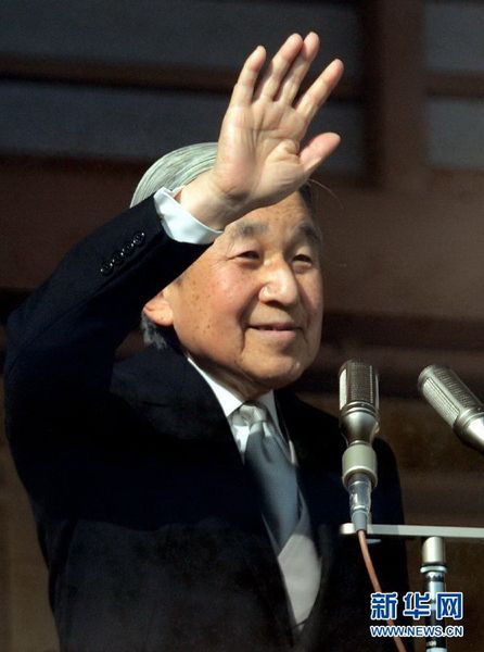 當(dāng)?shù)貢r(shí)間12月23日，在位于日本東京的皇宮，日本明仁天皇向民眾致意。