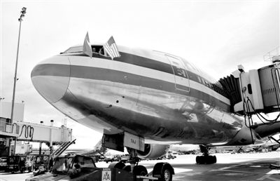 2011年4月5日，美國(guó)航空公司為洛杉磯至上海首條直飛航線的開(kāi)通舉行剪彩儀式。目前，美國(guó)航空、美國(guó)聯(lián)合航空和達(dá)美航空已經(jīng)向中國(guó)提交了飛行計(jì)劃。