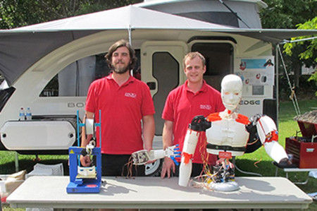 皮尤和尼克爾斯基與他們的3D機器人。