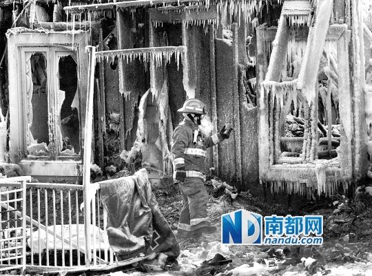 消防員用蒸汽機(jī)融化救火后殘留的冰層，尋找遇難者遺