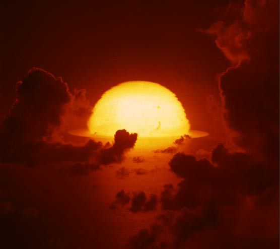 1961年，南太平洋上空，氫彈爆炸后的大火球開始擴散。