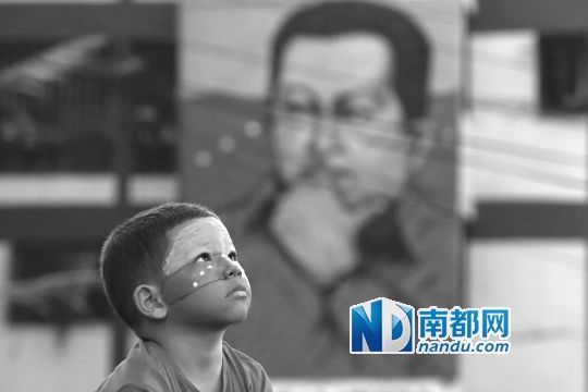 3月5日，一名委內(nèi)瑞拉兒童仰望天空，他身后是查韋斯的陵墓。