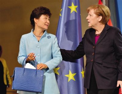 26日，默克爾與來(lái)訪的樸槿惠會(huì)晤。