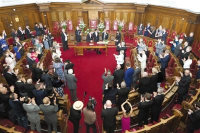 29日，倫敦，一對同性伴侶舉行結(jié)婚儀式。