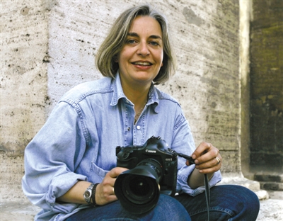 4日，安雅·尼德林豪斯在報道阿富汗大選期間被槍殺。