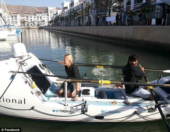 男女主角與他們的“小伙伴”，名叫“馬迪巴精神”的皮劃艇。