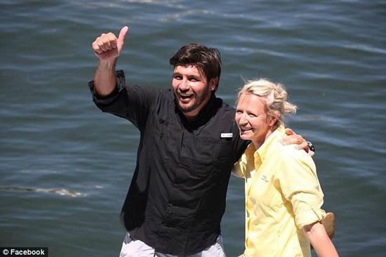 抵達(dá)邁阿密時(shí)，曼瑟驕傲地豎起了大拇指。