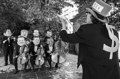 4日在布魯塞爾，非政府組織『樂施會』成員戴著七國首腦面具演奏名曲《錢錢》，批評七國政策導(dǎo)致全球貧富差