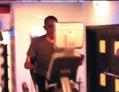 酒店健身中心，橢圓機(jī)上鍛煉的奧巴馬。