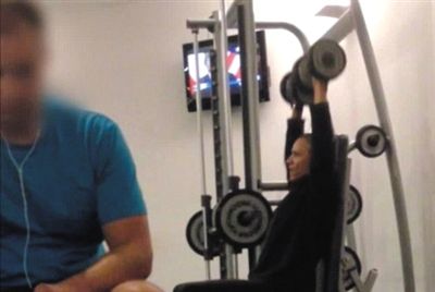 畫面中能看到健身房還有“其他人”。視頻截圖