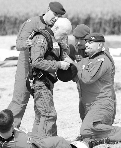 89歲的赫頓再次于70年前同一地點(diǎn)參加雙人跳傘。