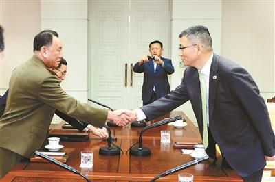 10月15日，韓國國防部國防政策室室長柳濟(jì)升和朝鮮人民武裝力量部偵查總局局長金英哲分別率團(tuán)出席板門店