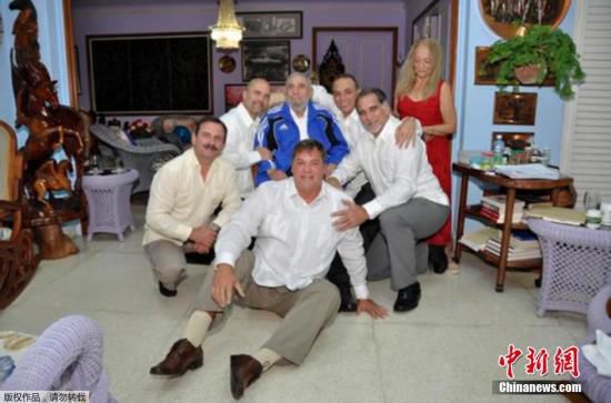 當(dāng)?shù)貢r(shí)間2015年2月28日，古巴哈瓦那，古巴前領(lǐng)導(dǎo)人菲德?tīng)枴たㄋ固亓_接見(jiàn)被美國(guó)釋放的5名間諜合影。