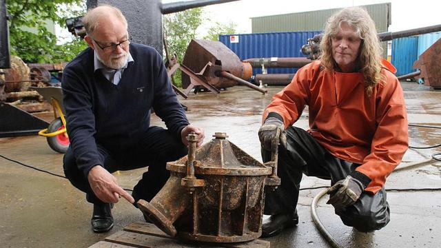 丹麥潛水員安德森（左）展示其打撈上來(lái)的U-78潛艇殘骸。