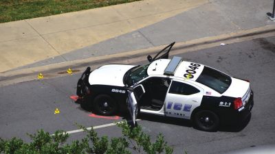 被槍手擊中的警車。新華社發(fā)