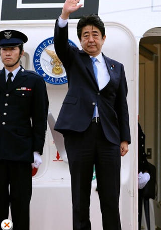 安倍在機(jī)場告別，面色凝重