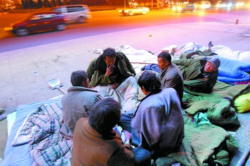 寒風(fēng)里，他們以打牌來(lái)打發(fā)枯燥的生活。