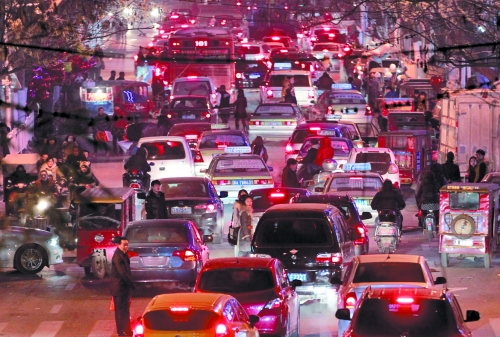 昨晚11點，二七廣場仍較擁堵。圖為東太康路在擁堵中。