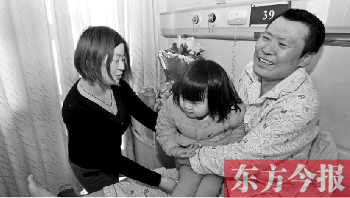 李剛患骨肉瘤急需手術(shù)，最放心不下的就是他的妻子、女兒