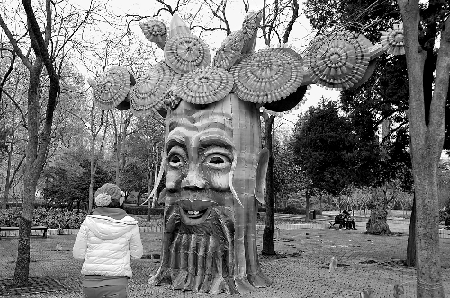 2月5日，游人在鄭州市人民公園內(nèi)欣賞一個由廢舊塑料瓶做裝飾的造型花燈。記者 王 錚 攝