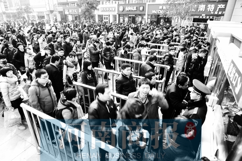 節(jié)后，鄭州火車站迎來旅客返程高峰