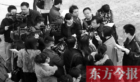 經(jīng)適房“下課”，公租房的申請、租金等備受關(guān)注，圖為鄭州市房管局規(guī)劃和住房保障處處長馮榮智被媒體記者“