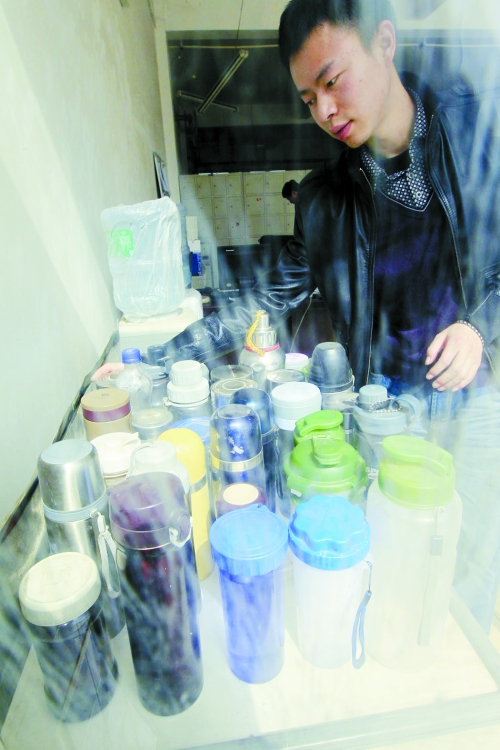 怕堵在路上，公交司機(jī)不敢喝水，把杯子放在了調(diào)度室