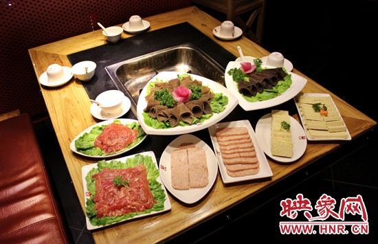 巴奴毛肚火鍋主打的就是半份的菜品。例如這個(gè)巴奴毛肚，整份的是42元，而半份只要21元，既便宜又實(shí)惠。